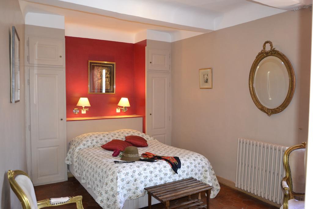 Hotellerie De L'Esplanade Rians  Room photo