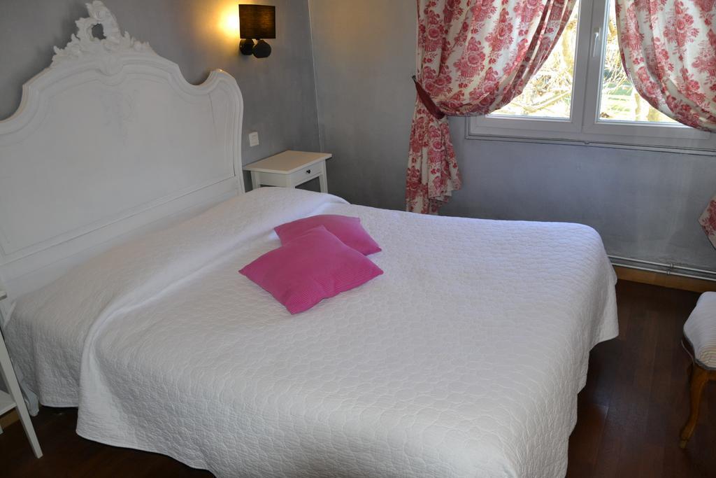 Hotellerie De L'Esplanade Rians  Room photo