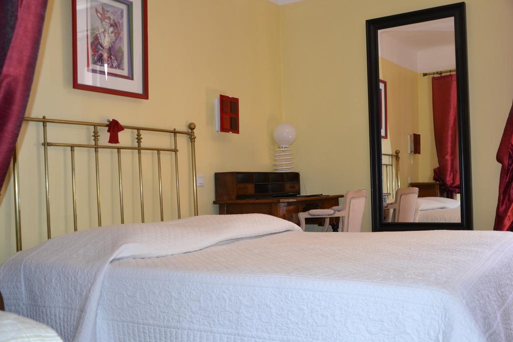 Hotellerie De L'Esplanade Rians  Room photo
