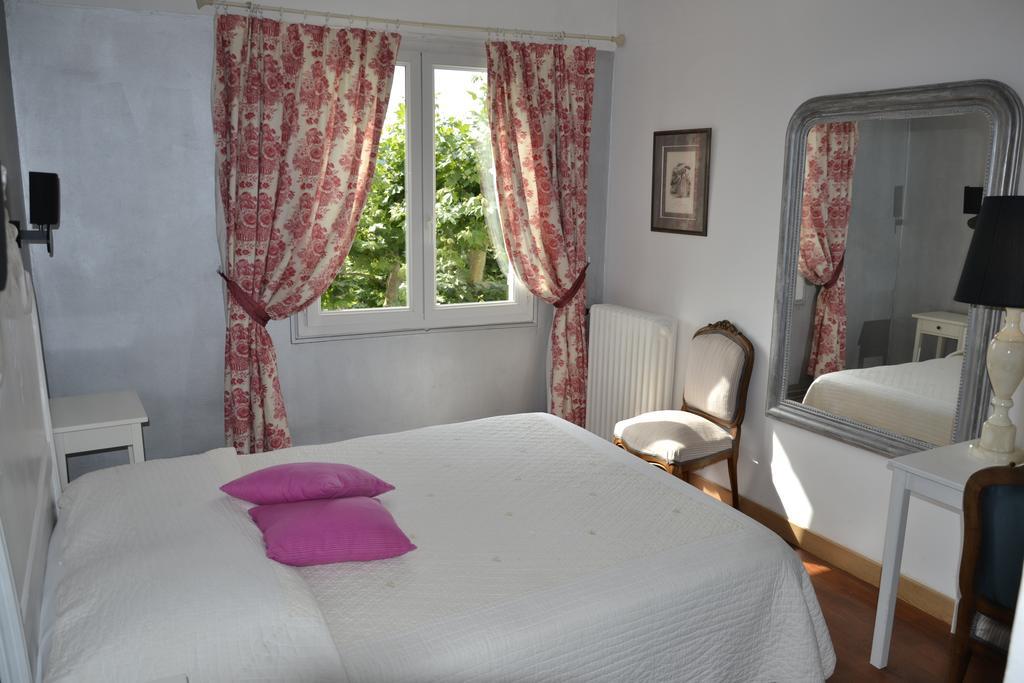 Hotellerie De L'Esplanade Rians  Room photo
